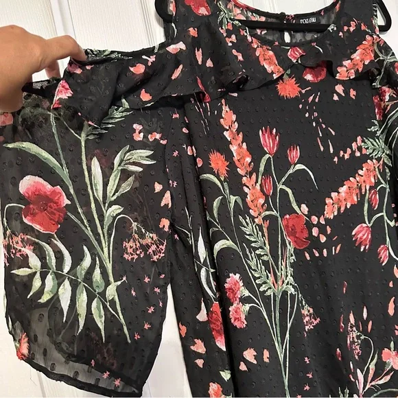 Roz & Ali Cold Shoulder Black Blouse with Peach / Coral Floral Accents 3X NWOT - Picture 3 of 8